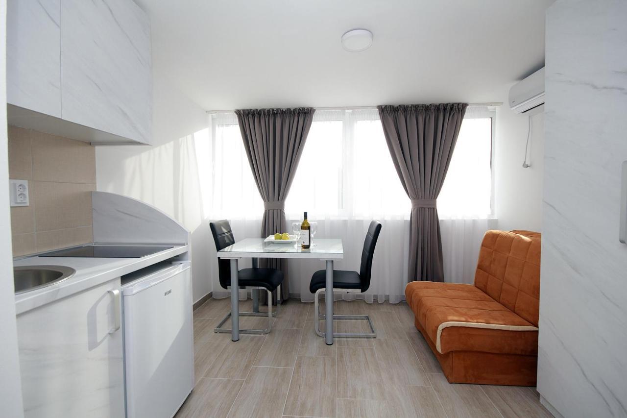 Apartments Residence Dj Petrovac Екстер'єр фото