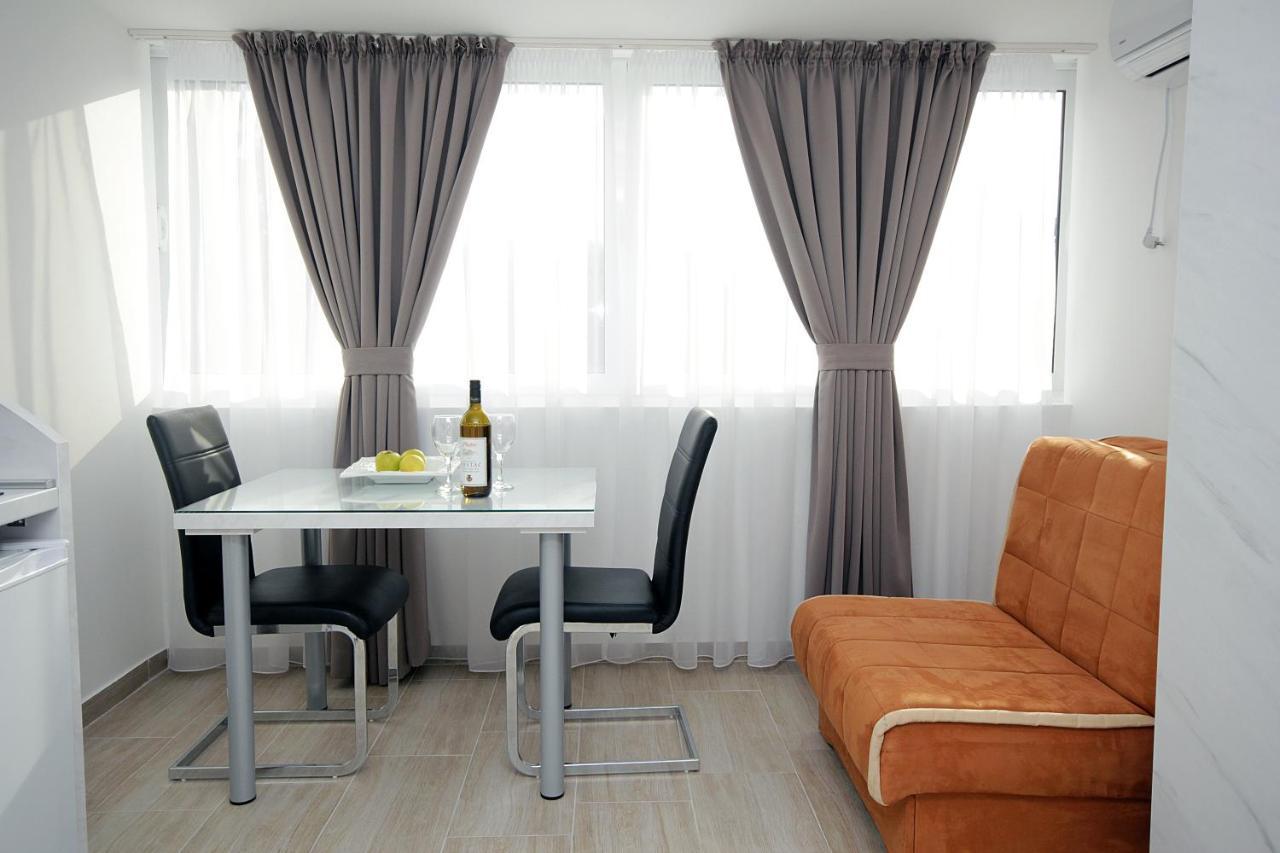Apartments Residence Dj Petrovac Екстер'єр фото