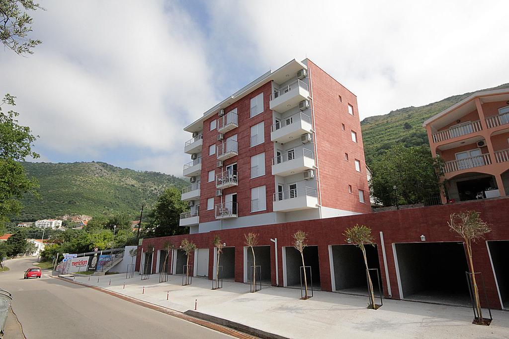 Apartments Residence Dj Petrovac Екстер'єр фото